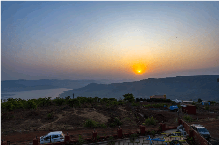 Lavish Escape Manor gallery image WiFi in Near Mapro Garden, Mahabaleshwar